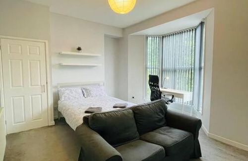 Uplands House | Modern 6 bedroom 5 min walk to beach & restaurants