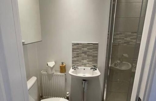 Uplands House | Modern 6 bedroom 5 min walk to beach & restaurants