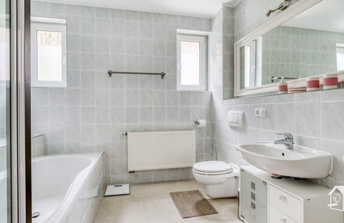 Saalfelder Hoehe Apartment | modern 85 m2 Apartment in lovingly newly renovated house EC