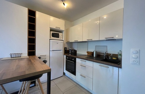 Vieux-Boucau-les-Bains Apartment | Modern Apartment in Vieux-Boucau: Near Beach, Shops, Parking & Terrace