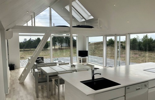 Øer Strand House | Modern and bright holiday home in nature with sea views