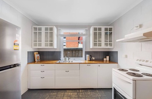 North Hobart Apartment | Modern and Central with Parking