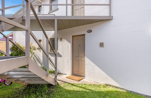 North Hobart Apartment | Modern and Central with Parking