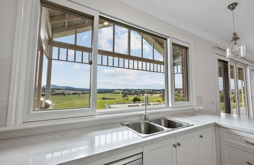 Ellaswood House | Modern and elegant 5 bedroom farmhouse with magnificent views