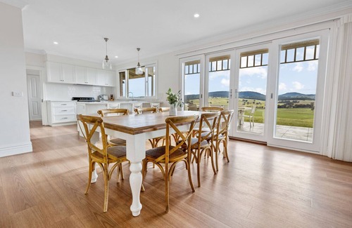 Ellaswood House | Modern and elegant 5 bedroom farmhouse with magnificent views