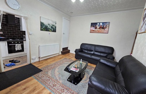 Harehills House | Modern and spacious, Two Double bedrooms house with parking and WiFi.