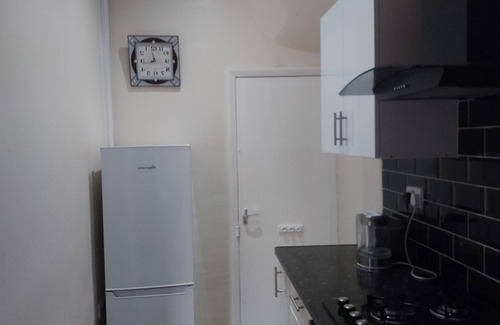 Harehills House | Modern and spacious, Two Double bedrooms house with parking and WiFi.