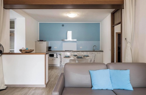 Cassone Apartment | Modern Apartment “Fiocco” with Lake View, Wi-Fi, Air Conditioning and Terrace