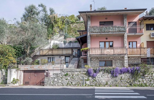 Cassone Apartment | Modern Apartment “Fiocco” with Lake View, Wi-Fi, Air Conditioning and Terrace