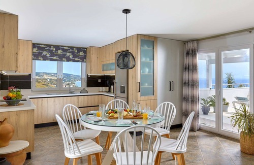 Kastri House | Modern Apartment, sunny, with a unique view of the Cretan sea!
