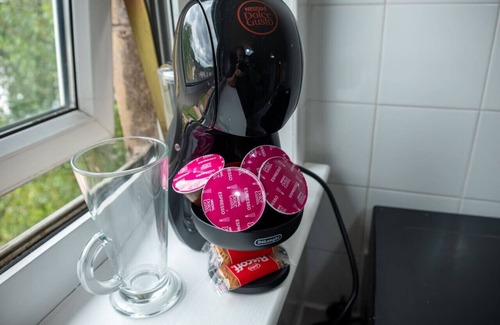 Motherwell Apartment | Modern Apartment with Dining, Workspace & Cooking