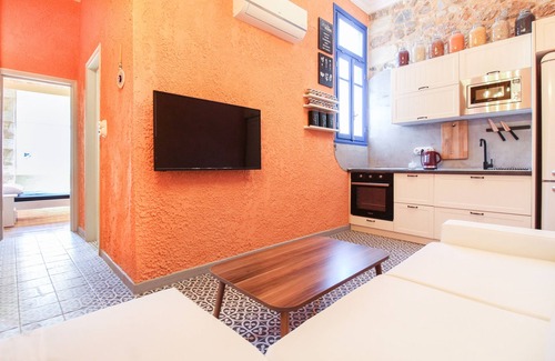 Attiki Apartment | Modern apartment with roof terrace in Athens