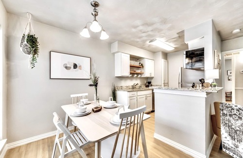 Old East Dallas Apartment | Modern Artistic Flat - ARBORETUM TICKETS INCLUDED