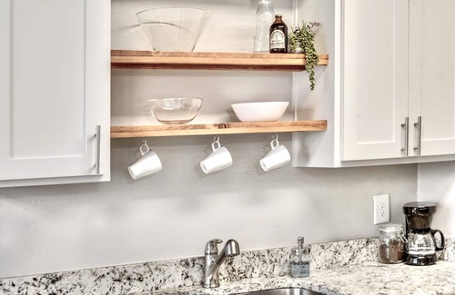 Old East Dallas Apartment | Modern Artistic Flat - ARBORETUM TICKETS INCLUDED