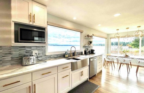 Allyn Cabin | Modern Beachfront Cabin with Hot Tub and Kayaks