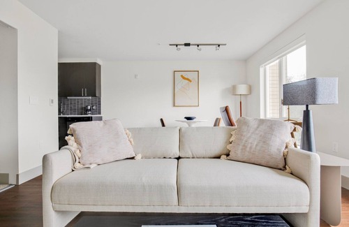 West Bellevue Apartment | Modern Bellevue 1BR w/Gym & Roof Lounge, easy commute, by Blueground