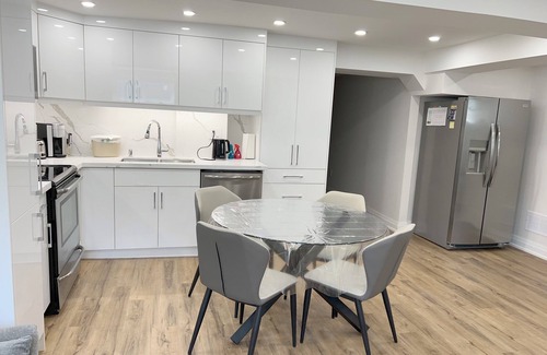 Aurora House | Modern& Bright Guest Suite+Private Entry+Free Parking