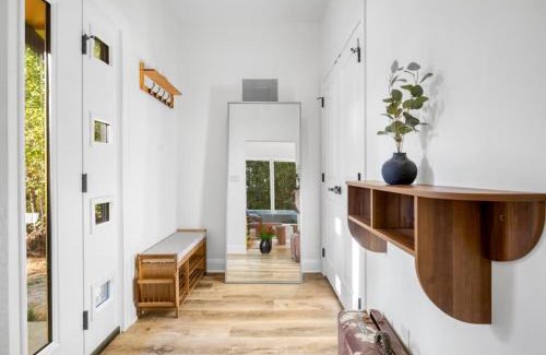 Tyler House | Modern Cabin Retreat Easy Drive to Canton and Tyler