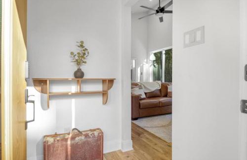 Tyler House | Modern Cabin Retreat Easy Drive to Canton and Tyler