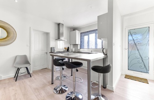 Chase House | Modern, Clean, Stylish & Totally Hassle-Free!