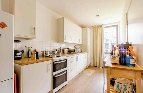 Harrow Road Apartment | Modern Colourful Room