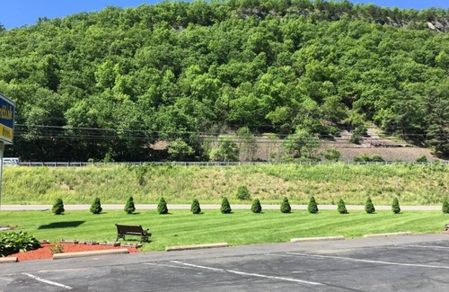 Milford House | Modern Comfort in 2 Doubles, Scottish Inns, Family Stay, Near Pocono Mountains