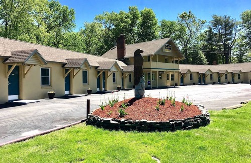 Milford House | Modern Comfort in 2 Doubles, Scottish Inns, Family Stay, Near Pocono Mountains