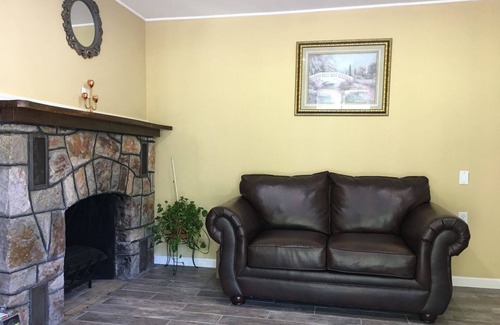 Milford House | Modern Comfort in 2 Doubles, Scottish Inns, Family Stay, Near Pocono Mountains