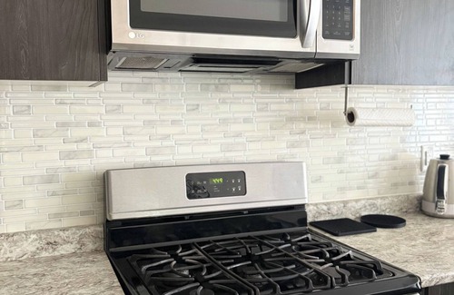 Alcona House | Modern & Comfy 2BR Townhome—Mins to Innisfil Beach Park & Friday Harbour Resort!