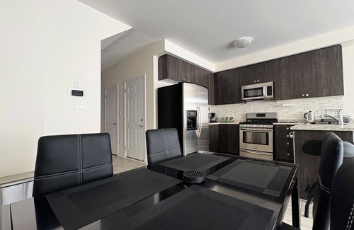 Alcona House | Modern & Comfy 2BR Townhome—Mins to Innisfil Beach Park & Friday Harbour Resort!