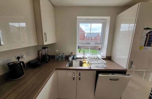 Mickleover House | Modern Comfy 3 Bed Home in Derby - Free 2 space driveway and free road parking
