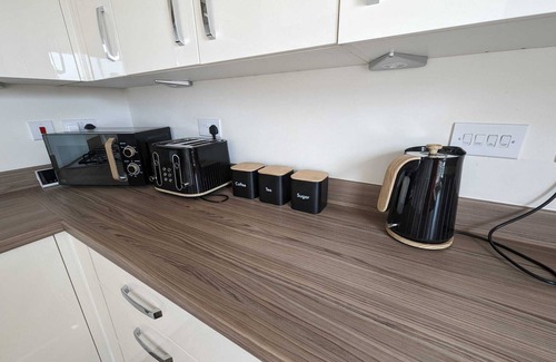 Mickleover House | Modern Comfy 3 Bed Home in Derby - Free 2 space driveway and free road parking