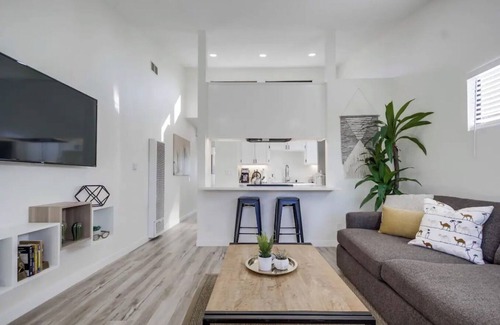 Pacific Beach Apartment | Modern & Comfy Apt Near It All + Parking!
