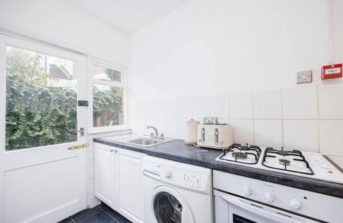 Southend-on-Sea Apartment | Modern & Comfy 2BR City Centre Near High St by Luxiety Stays