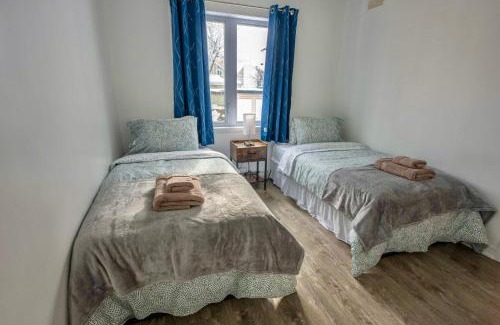 Laval-des-Rapides Apartment | Modern Condo 2BR 4 beds AC Wi-Fi Free Parking