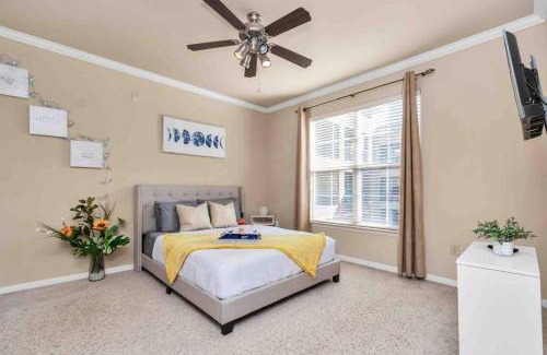 Astrodome Apartment | Modern Condo near Texas Medical Center w Free Parking