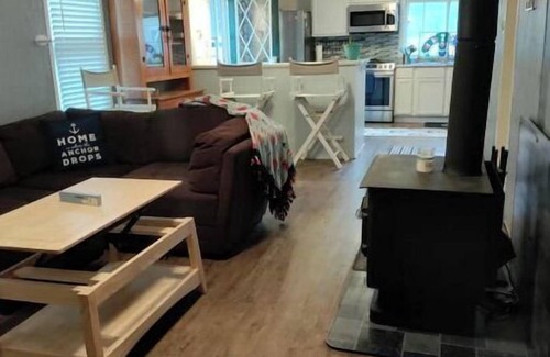 Twin Lakes House | Modern Cottage - Fast WIFI, Gas grill, boats, golf, FENCED yard - lg/sm DOGS