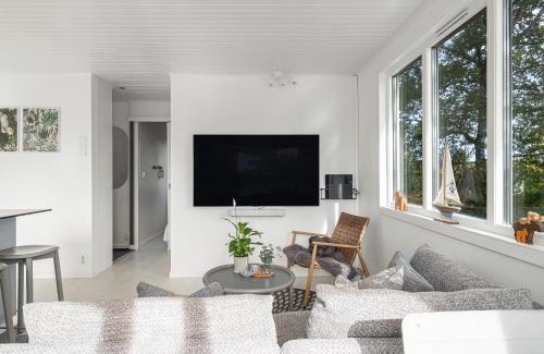 Arsta Havsbad Villa | Modern Cottage in Årsta Havsbad Stockholm, Sweden