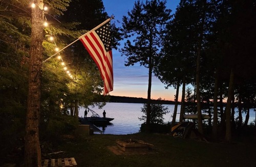 Saint-Zacharie Ski Chalet | Modern cottage on the waterfront