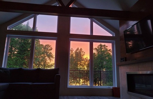 Saint-Zacharie Ski Chalet | Modern cottage on the waterfront