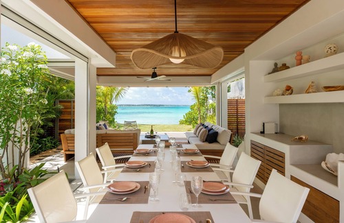 Belle Mare Villa | Modern dream villa right on the beach in Belle Mare, Mauritius