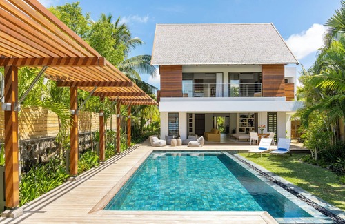 Belle Mare Villa | Modern dream villa right on the beach in Belle Mare, Mauritius