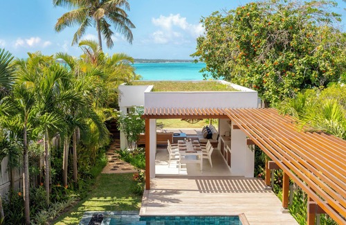 Belle Mare Villa | Modern dream villa right on the beach in Belle Mare, Mauritius