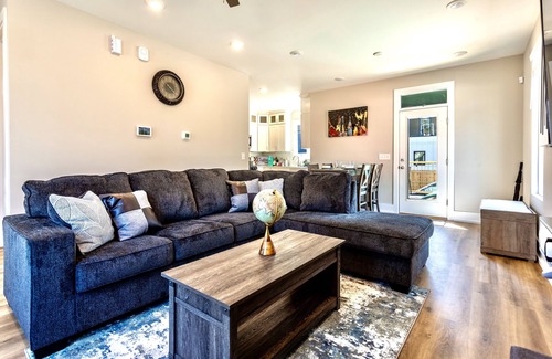 Hayes House | ⭐️ MODERN DURHAM RETREAT ⭐️ 🐕📚🏊‍♀️🏙🏥🛍🏟🍔🥂 CLOSE