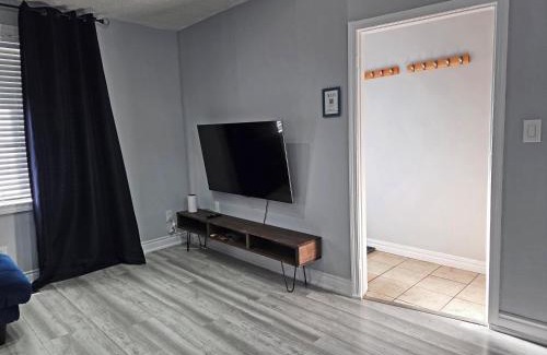 Old East York Apartment | Modern East York Retreat 20 mins to DT Toronto