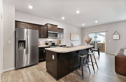 Puyallup House | Modern Escape | Spacious 4BR Home for Families, Groups & Business Travelers