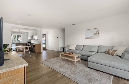 San Marcos House | Modern Escape w/Views. Walk to Lake, Resort, Golf & Dining. Pet Friendly