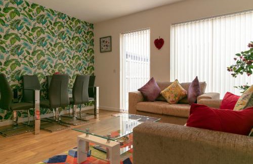 Trumpington Apartment | Modern & Exquisite Trumpington Townhouse with Parking & 5 mins to Papworth hospital