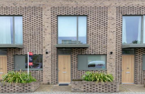 Trumpington Apartment | Modern & Exquisite Trumpington Townhouse with Parking & 5 mins to Papworth hospital