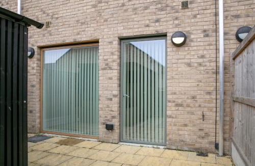 Trumpington Apartment | Modern & Exquisite Trumpington Townhouse with Parking & 5 mins to Papworth hospital